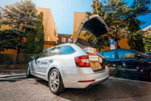 Poisťovňa Dôvera darovala ochranné štíty a dezinfekciu rúk