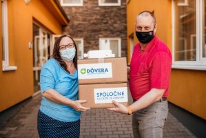 Poisťovňa Dôvera darovala ochranné štíty a dezinfekciu rúk