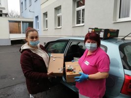 Koľko lásky sa zmestí do škatule od topánok?